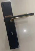 مقبض باب اسود وذهبي