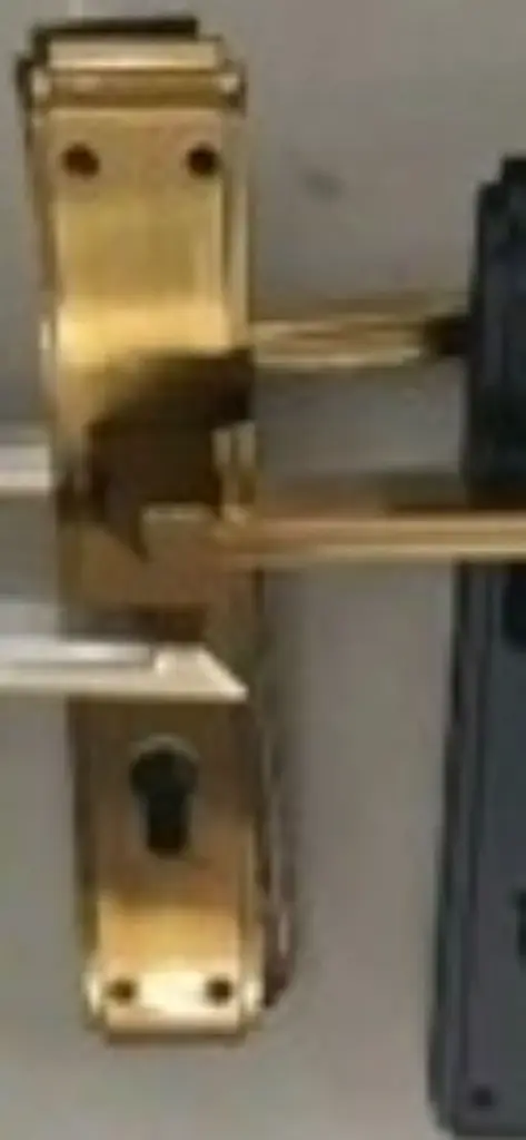 مقبض باب خشب ذهبي