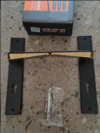 مقبض الباب بيد ذهب