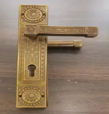 مقبض باب ذهبي عصري 
